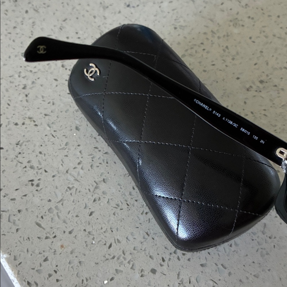 CHANEL Black Sunglasses with case - Picture 8 of 8